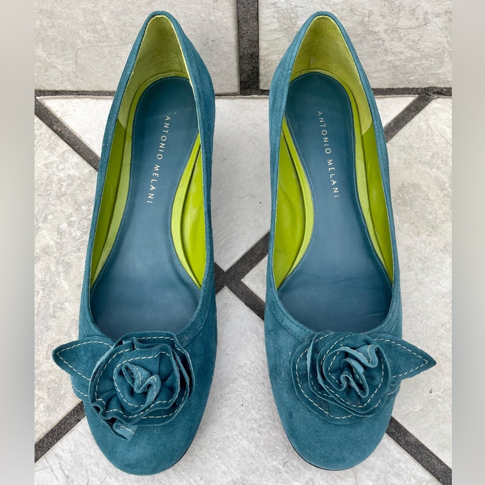 Suede Teal Kitten Heels with Flower Appliqué sz. 8M - Antonio Melani